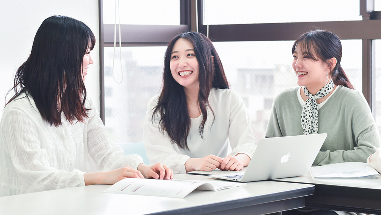竞彩足球比分,球探篮球比分同士で談笑している様子